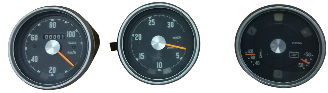 Geschwindigkeitsmesser, Drehzahlmesser und Thermometer mit Amperemeter. Pegaso